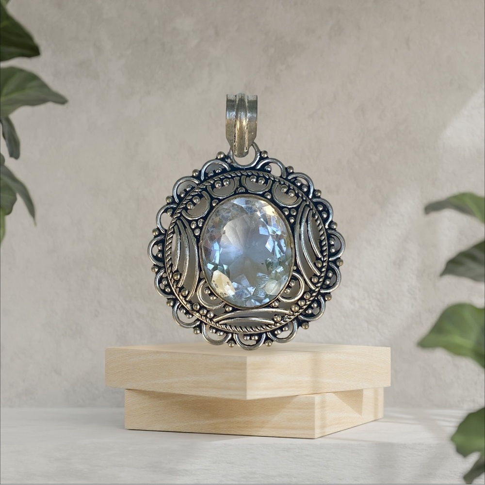 Crystal quartz pendant